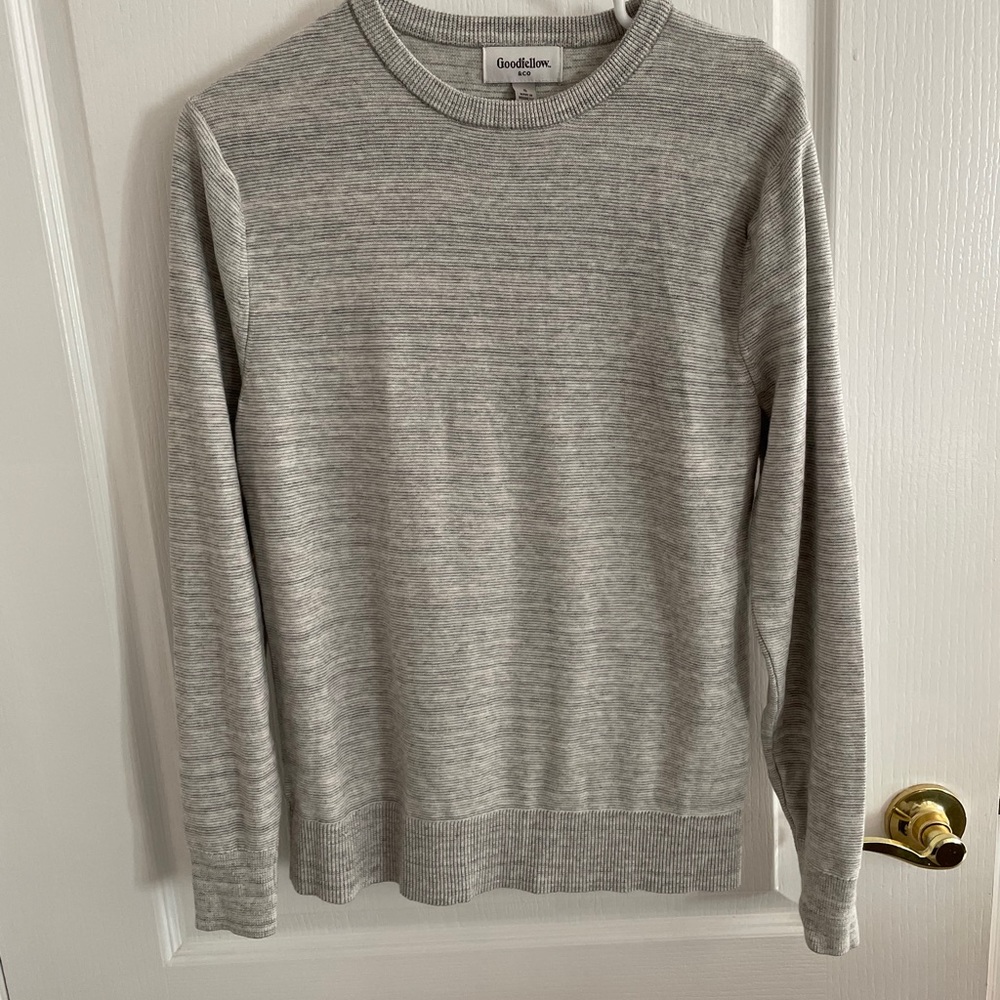 Men’s gray shirt